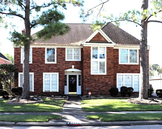 view of front facade with a front yard