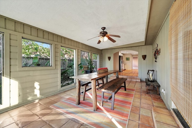 sunroom with ceiling fan