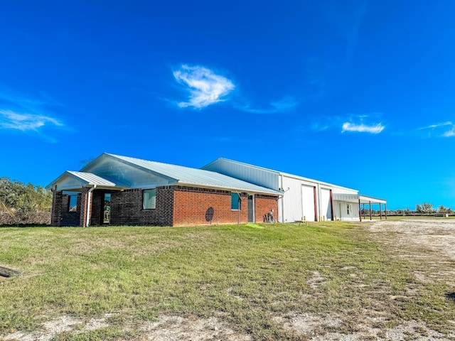 view of front of house featuring a front yard and a carport