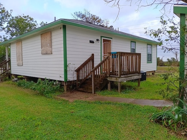 back of house featuring a yard