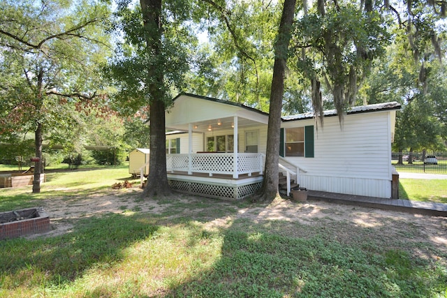 view of front of house featuring a wooden deck and a front lawn