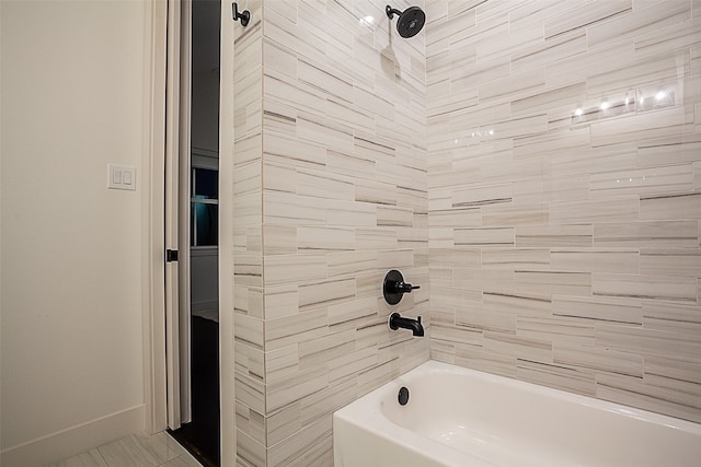 bathroom featuring tiled shower / bath