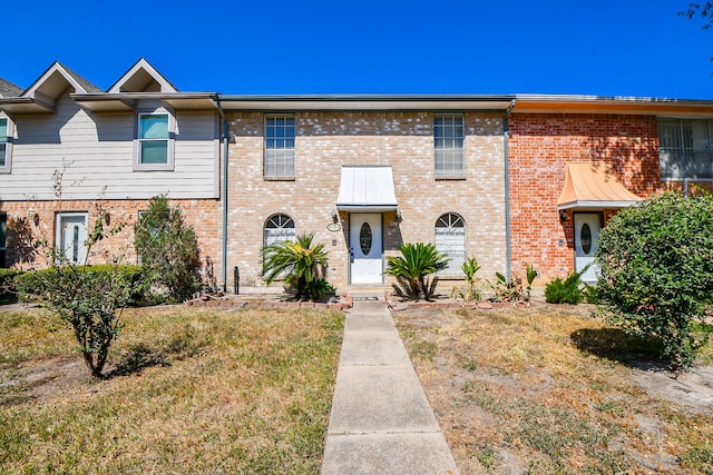 townhome / multi-family property featuring a front yard