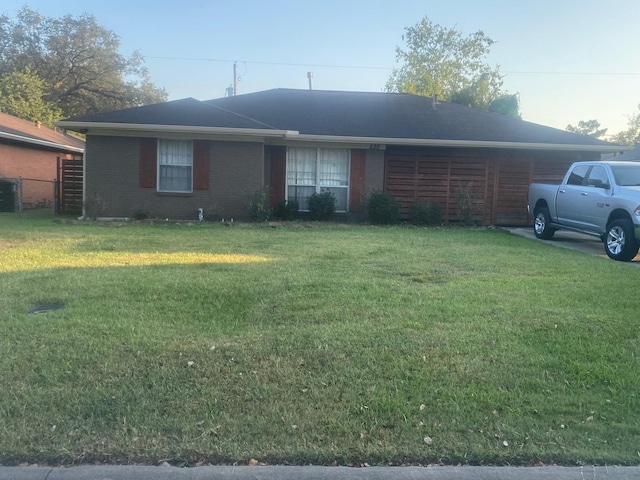 view of front of home featuring a front lawn