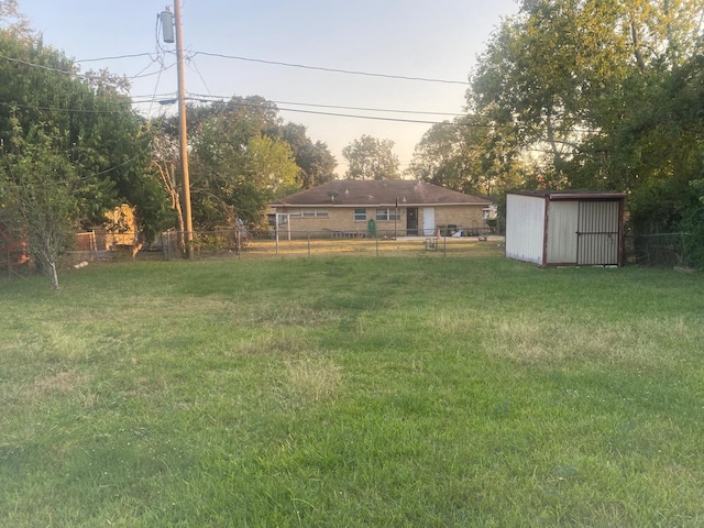 view of yard featuring a shed