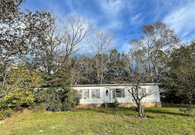 view of front of house featuring a front lawn