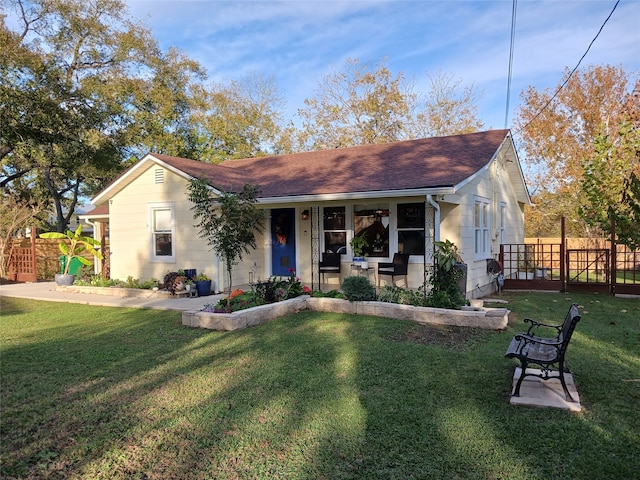 view of front of property featuring a front lawn and covered porch