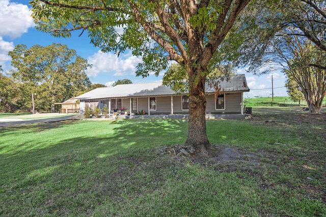 view of front facade with a front lawn