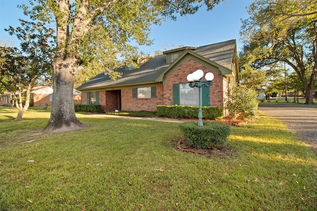 view of front of property featuring a front lawn