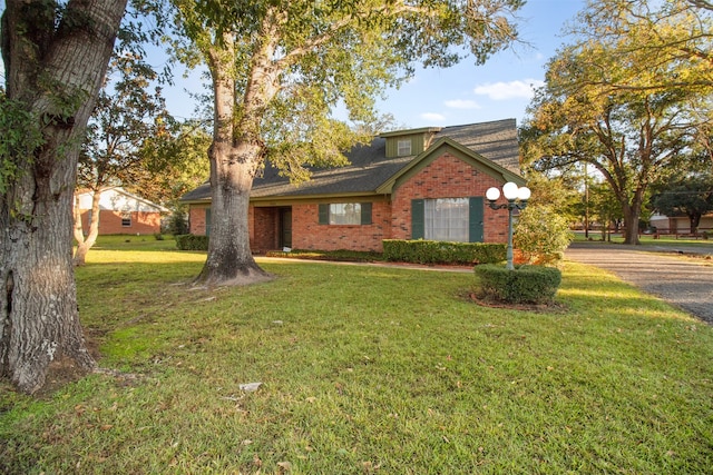 view of front of house featuring a front lawn