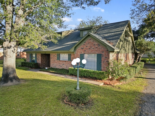 view of front facade featuring a front lawn