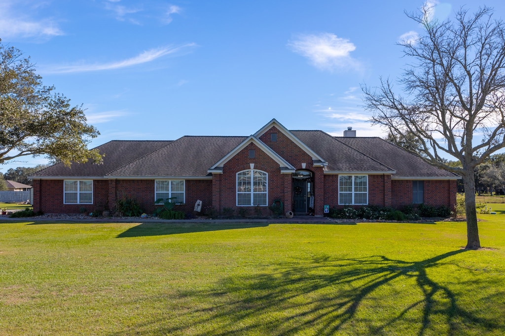 715 County Road 346, El Campo, TX 77437 - ranch-style house with a front lawn
