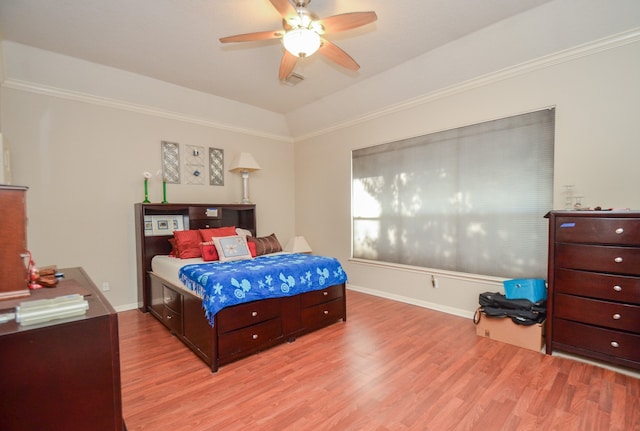 bedroom featuring light hardwood / wood-style floors, ceiling fan, and crown molding