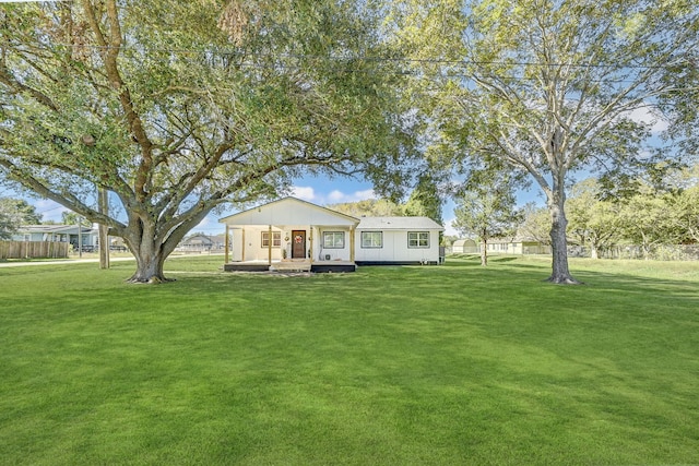 view of front of house featuring a front lawn