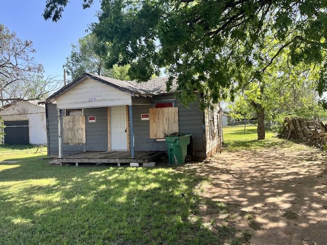 view of front of house featuring a front lawn