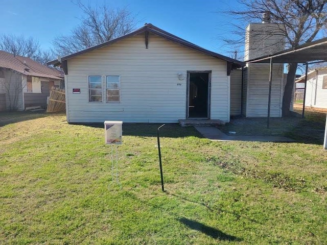 back of house featuring a yard