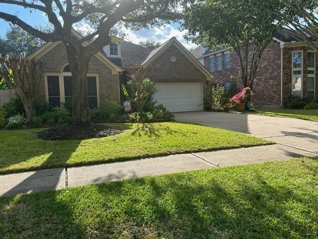 view of front facade featuring a front yard and a garage