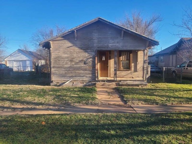 view of front of property with a front lawn