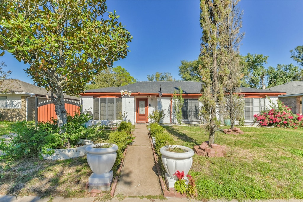 view of front of property featuring a front lawn