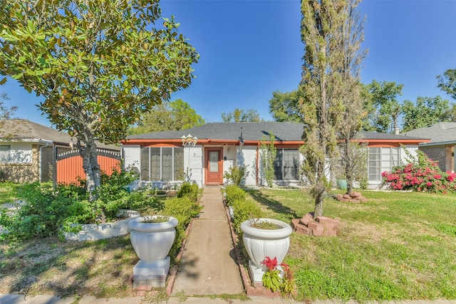 view of front of property featuring a front lawn