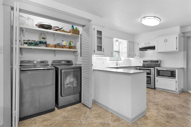 laundry room with sink and independent washer and dryer