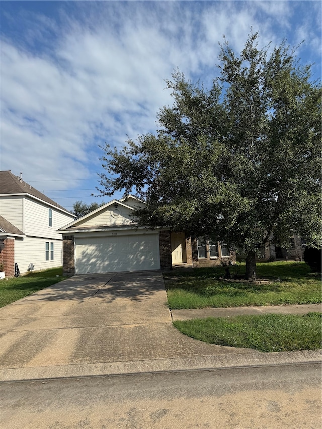 view of front of property featuring a front yard and a garage