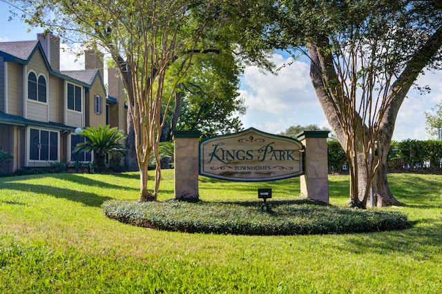 community sign with a yard