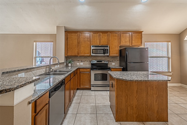 kitchen with tasteful backsplash, stainless steel appliances, plenty of natural light, and sink