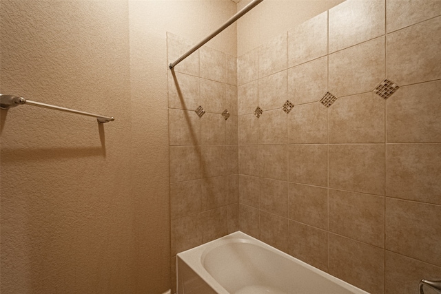 bathroom with tiled shower / bath