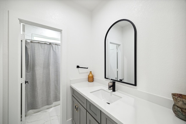 bathroom featuring a shower with curtain and vanity