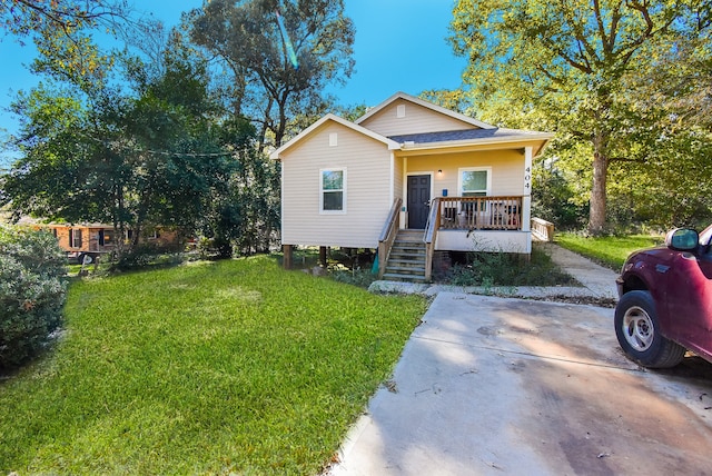 view of front of house with covered porch and a front lawn