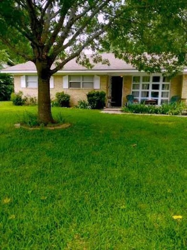 ranch-style house with a front yard