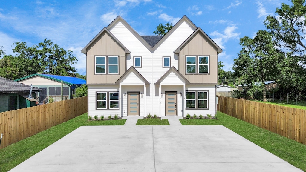 view of front of house featuring a patio area and a front yard