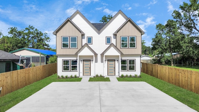 view of front of house featuring a patio area and a front yard