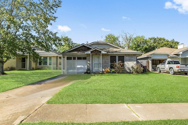 view of front facade featuring a front yard