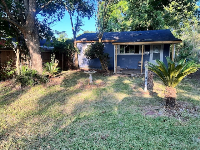 view of front of house featuring a front yard