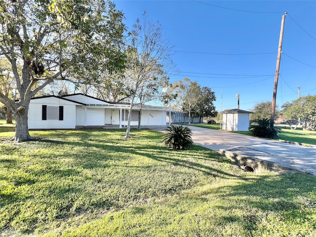 ranch-style house featuring a front lawn