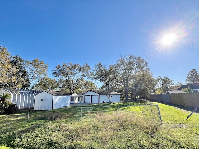 view of yard with an outbuilding