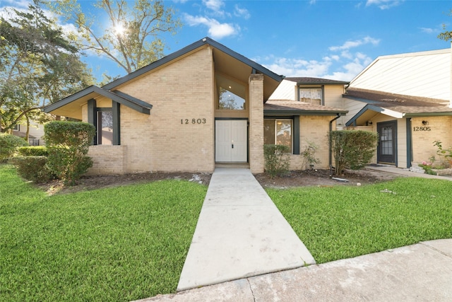 view of front facade with a front lawn