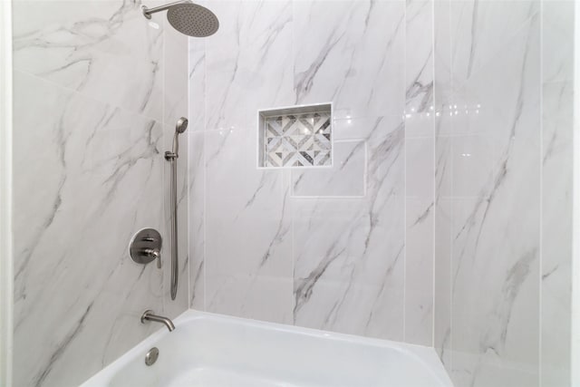 bathroom with tiled shower / bath combo