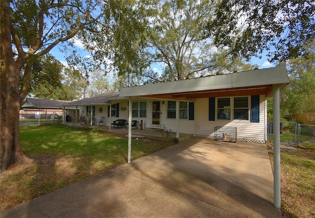 view of front facade with a front lawn, a porch, and a carport