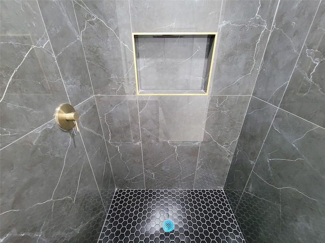 bathroom featuring tiled shower