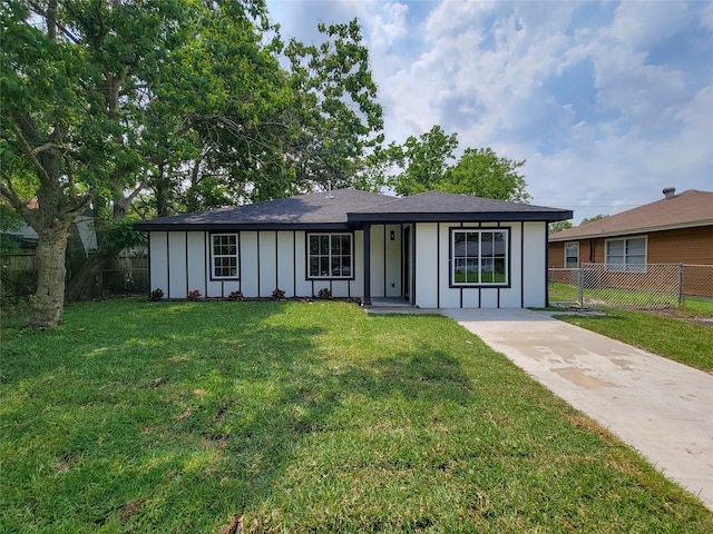 view of front of property with a front yard