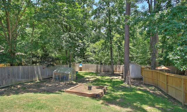 view of yard featuring a storage unit