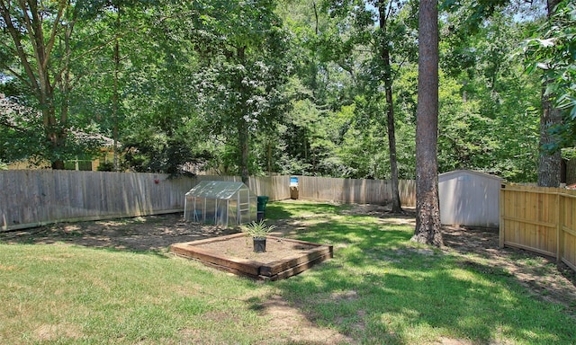 view of yard featuring a shed