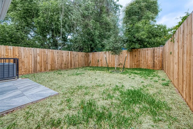 3837 Mainer St, Houston, TX 77021 - view of yard featuring a patio