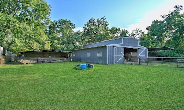 view of yard featuring an outbuilding