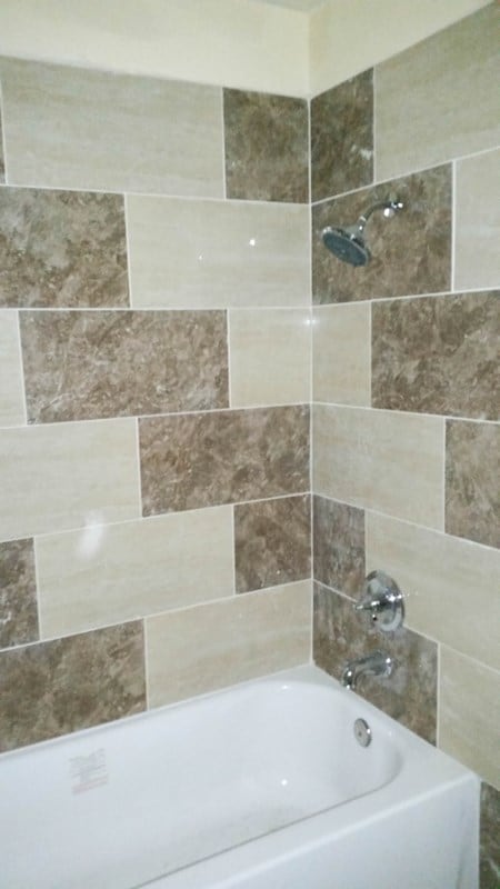 bathroom with tiled shower / bath