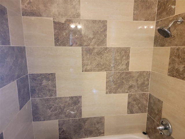 details featuring tiled shower / bath