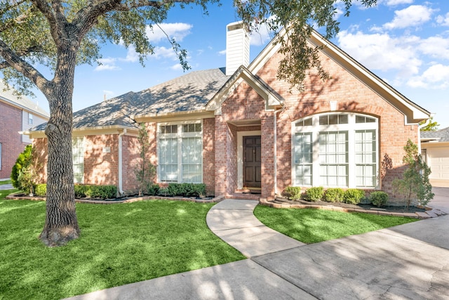 view of front of property featuring a front lawn